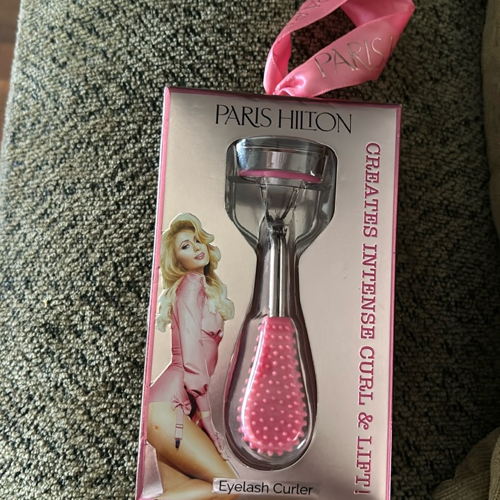 Paris Hilton Creates Intense Curl & Lift Eyelash Curler